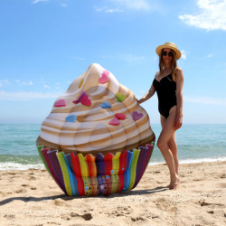 Матрас надувной Intex Кекс (Cupcake) арт.58770. Отлично подходит для отдыха на море, в бассейне