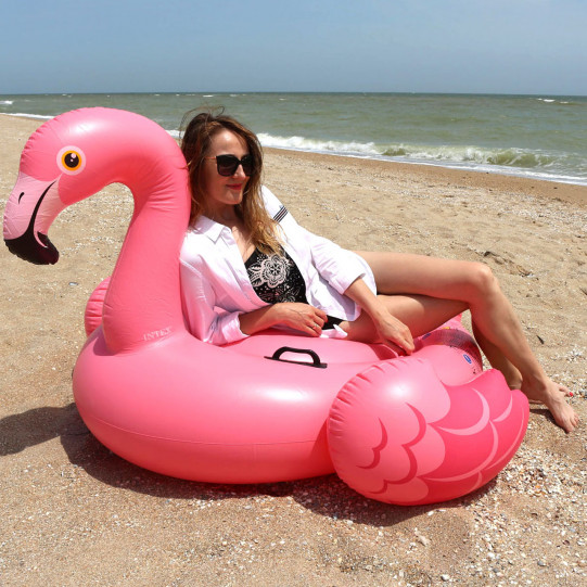 Матрас надувной Intex Розовый Фламинго с ручками (Flamingo), 143х137х97см, от 3-х лет, арт.57558. Отлично подходит для отдыха на море, в бассейне